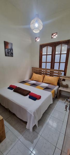 Taefoo Homestay - Paris Room Free Wifi, Fan & 3 Shared Bathrooms COOL & COZY
